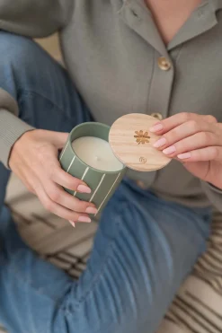 ZUSSS keramieken geurkaars met houten deksel klavertje salie* Geurkaarsen