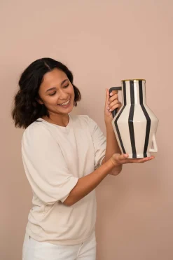 ZUSSS x Return to Sender vaas gestreept M zand/off black* Vazen & Potten